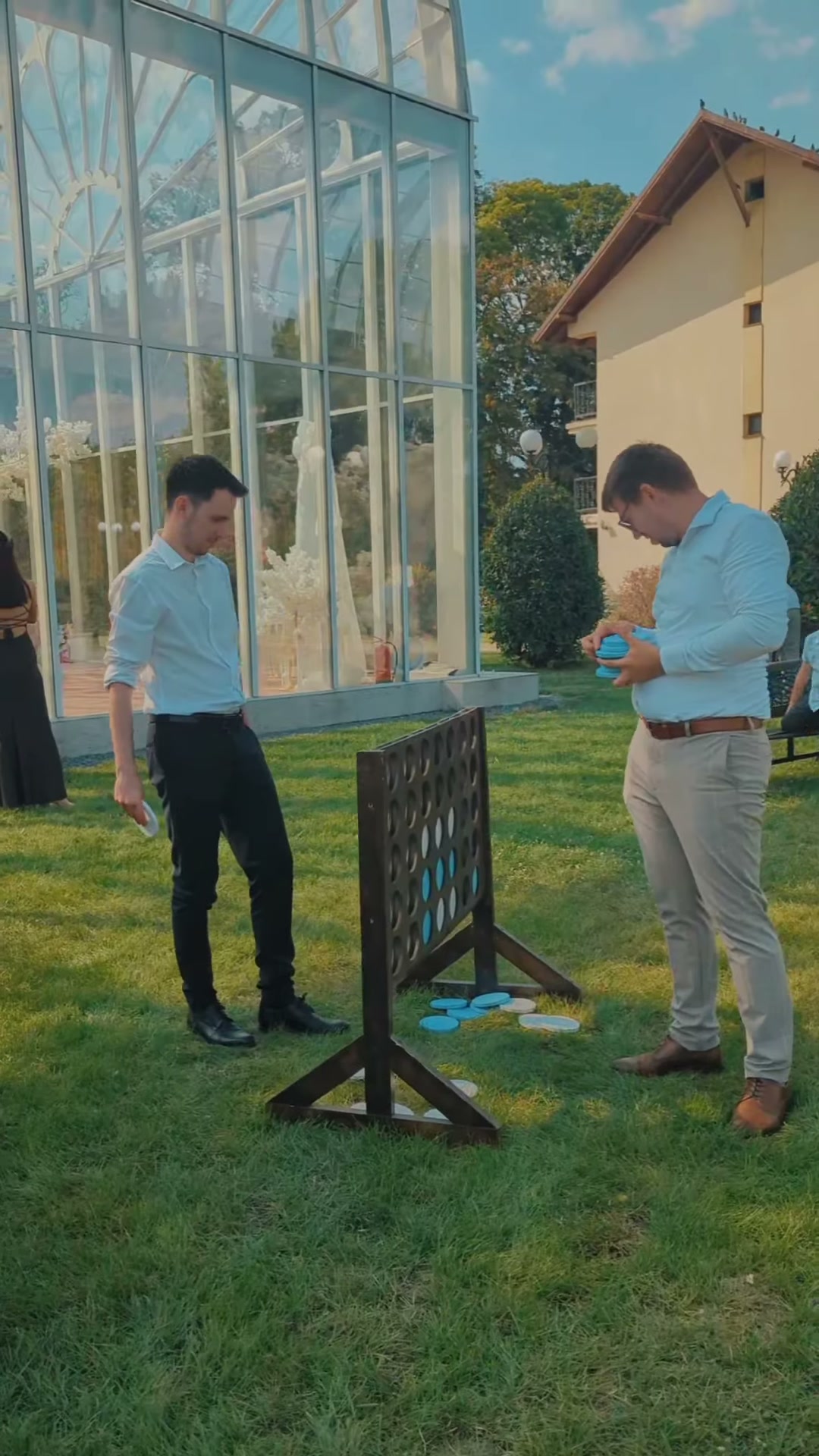 Joc Connect Four uriaș pe gazon pentru invitați