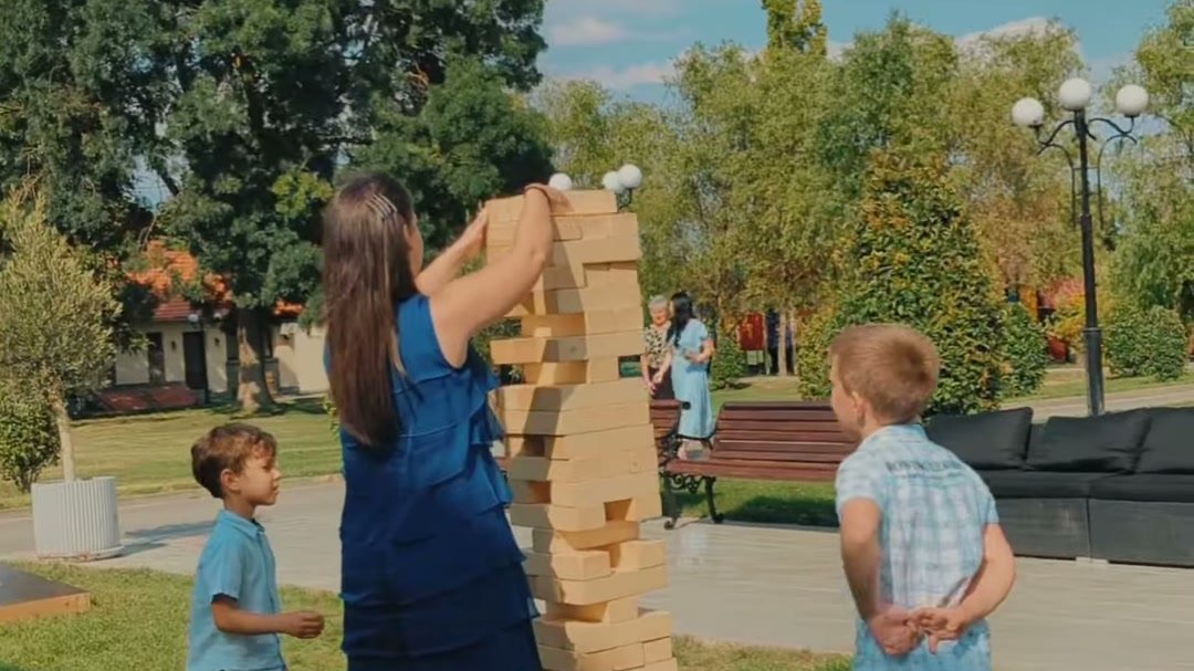 Giant Jenga pe gazon la nunta Wedding Masters