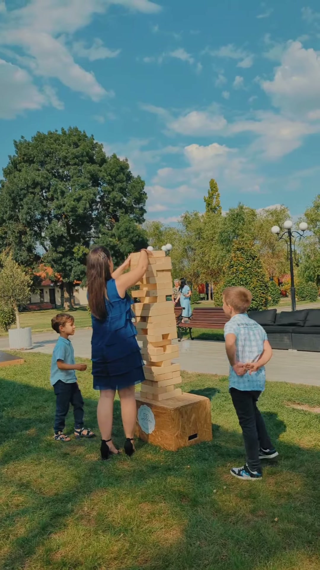 Mireasa jucând Giant Jenga pe gazon la nuntă în Timișoara