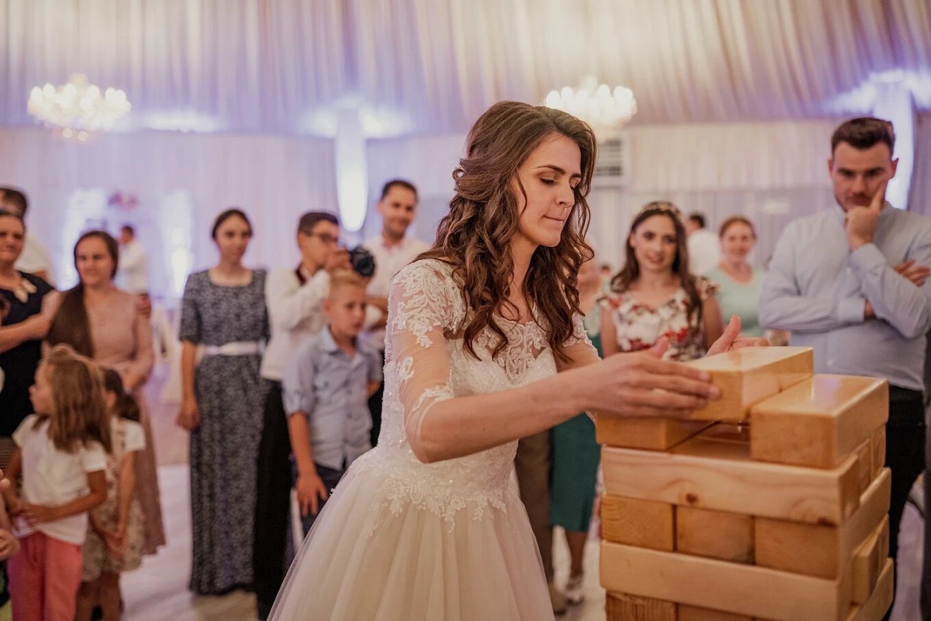 Jocuri de gazon Lawn Games Mireasa și invitații jucând Giant Jenga pe gazon la nuntă