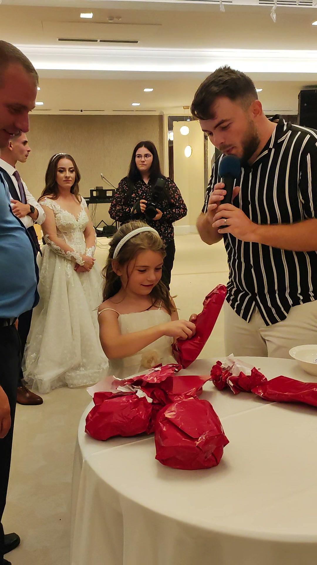Tombola trasnita cu cadouri amuzante la nunta crestina - Wedding Masters